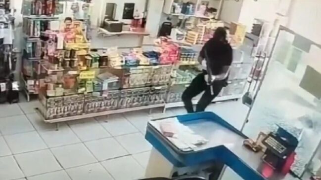Homem foi executado a tiros dentro de supermercado
