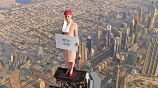 Mulher subiu no tipo do edifício mais alto do planeta para campanha de marketing