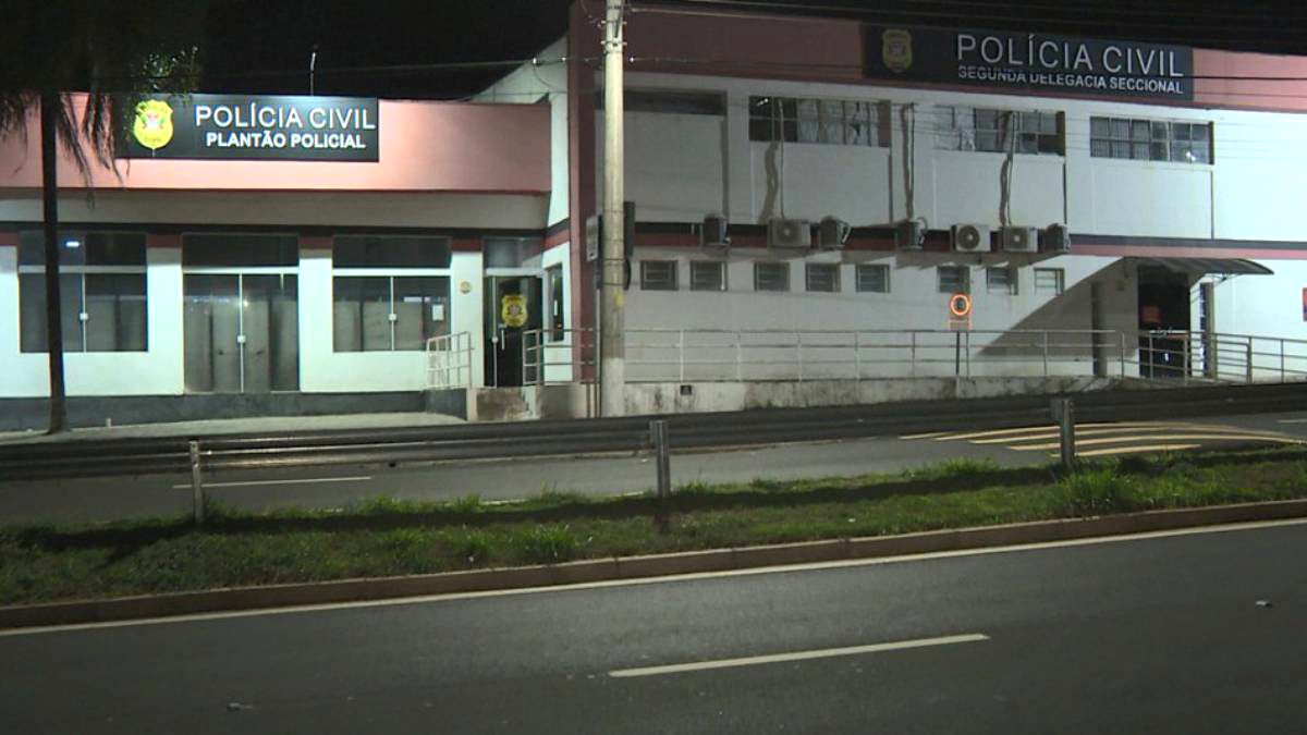 Mulher foi encaminhada ao pronto-socorro para exames e depois foi levada à delegacia