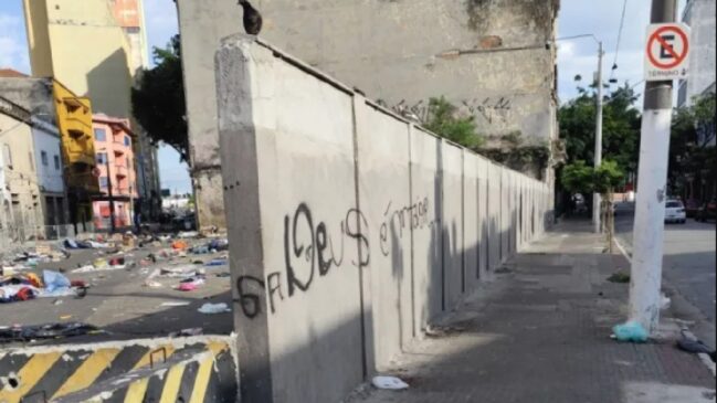 O Muro tem 40 metros de comprimento e 2,5 de altura