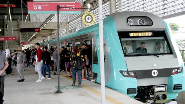 Trem faz uma das viagens inaugurais na estação Varginha, na zona sul de São Paulo