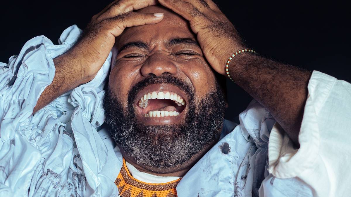 A montagem, utilizando as falas de Hamlet para refletir sobre um mundo violento e segregado, lança luz sobre as questões da sociedade atual e as condições humanas de um homem negro no Brasil. Foto: Márcio Farias/Divulgação