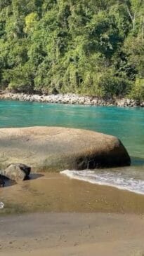 Segundo a Eletronuclear, não há contato entre a água do mar e materiais radioativos; o circuito de resfriamento é isolado, garantindo que a água devolvida à natureza não represente risco à saúde ou ao meio ambiente.