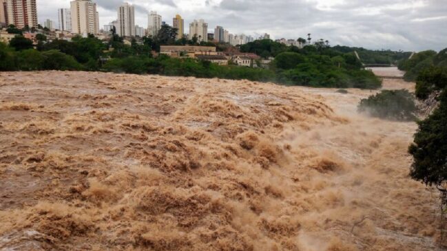 Homem pulou de uma ponte estaiada no Rio Piracicaba e desapareceu