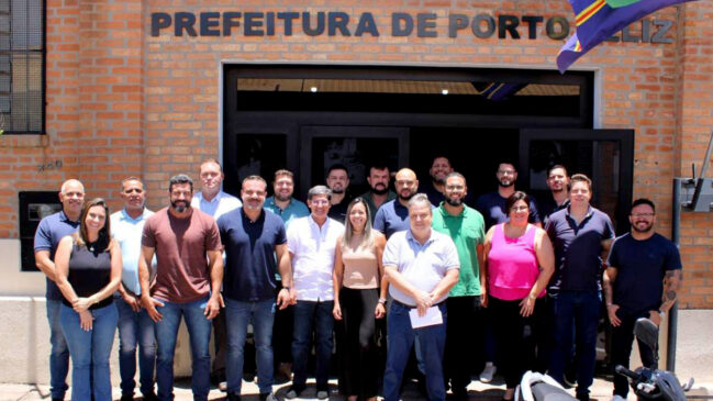 Prefeito Célio Peixoto ao lado do seu secretariado