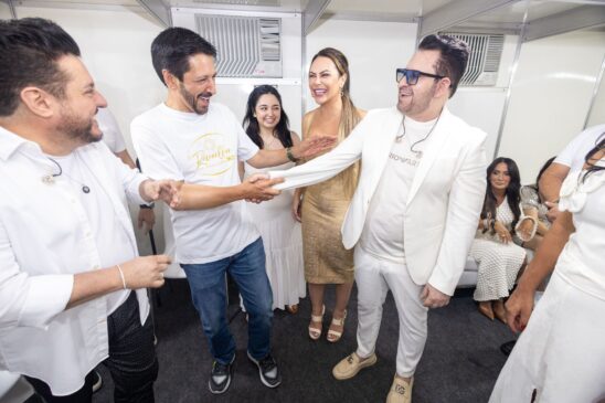 O prefeito Ricardo Nunes entre a dupla Bruno e Marrone, antes da apresentação do Réveillon da Paulista