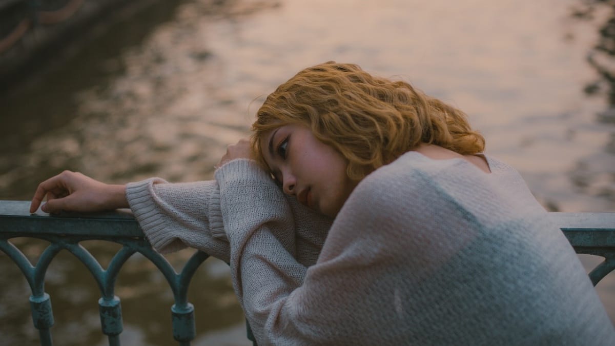 Geralmente, a origem está ligada à depressão, mas condições como esquizofrenia, transtornos de ansiedade, Mal de Parkinson e estresse pós-traumático também podem desencadear o problema. Foto: Pixabay