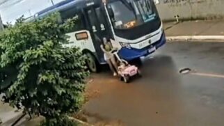Imagem impressionante capta momento em que mãe e criança passam pela rua e são atingidas pelo ônibus