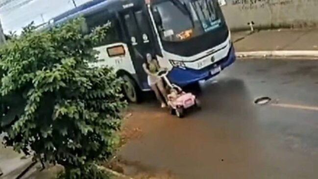 Imagem impressionante capta momento em que mãe e criança passam pela rua e são atingidas pelo ônibus