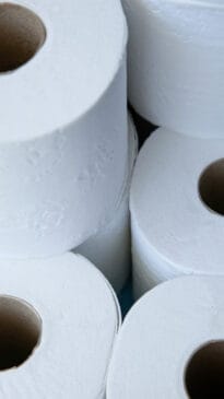 Infecções urinárias. Bactérias como Enterococcus e Proteus mirabilis podem ser lançadas no ar e causar infecções do trato urinário se entrarem em contato com a pele ou mucosas através de papel higiênico e toalhas contaminadas durante a descarga - Foto: wirestock/Freepik