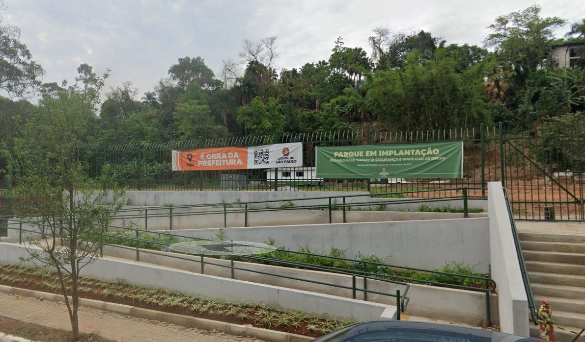 Prefeitura instalou faixas anunciando que o Parque Sítio Morrinhos está em implantação