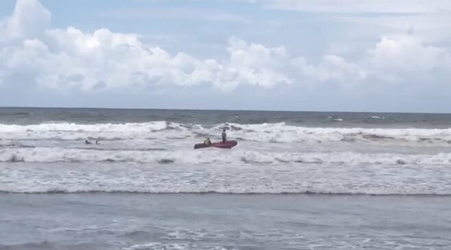 Bombeiros durante buscas em Praia Grande, no litoral de São Paulo