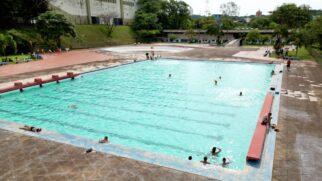 Praças de esportes equipadas com piscina estão presente em vários bairros