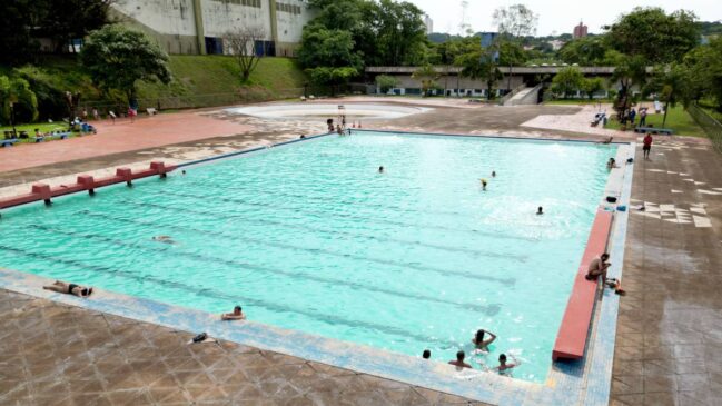Praças de esportes equipadas com piscina estão presente em vários bairros