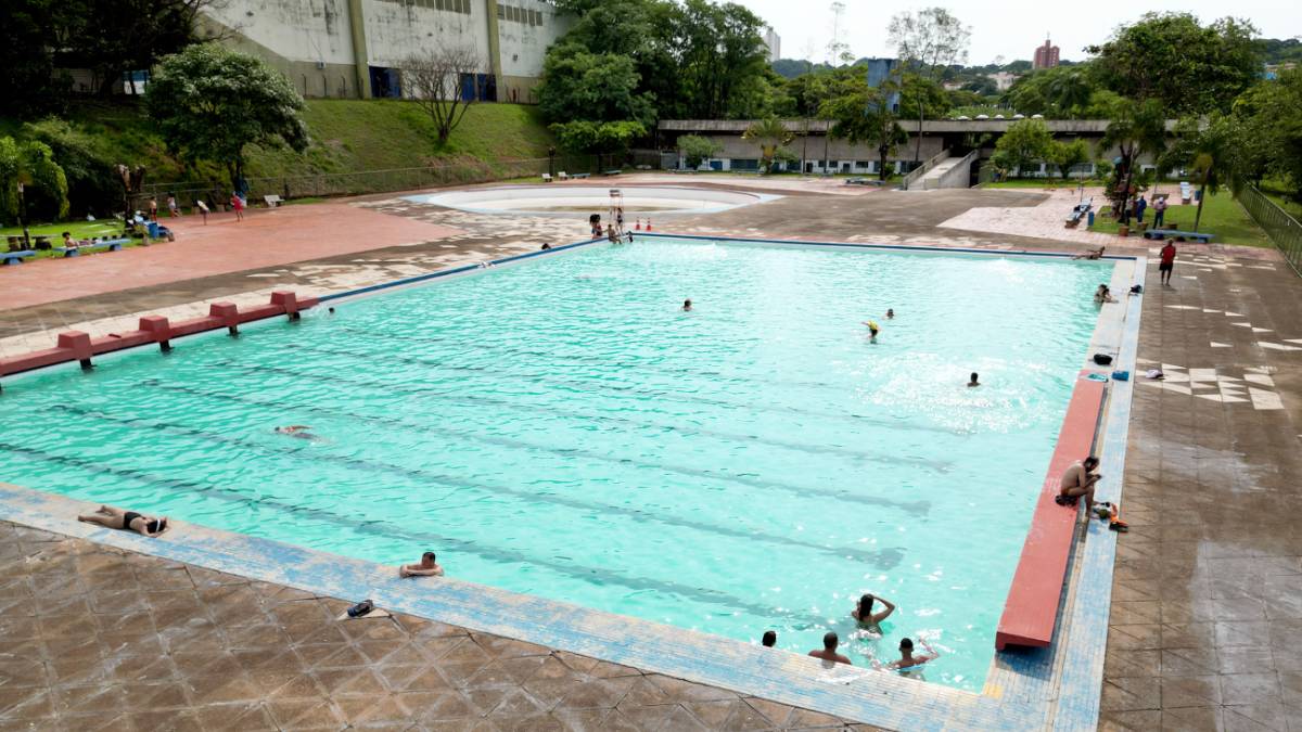 Praças de esportes equipadas com piscina estão presente em vários bairros