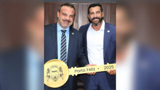 Célio Peixoto (esq.) ao lado do vice-prefeito, Lucas Rodrigues, durante posse em Porto Feliz