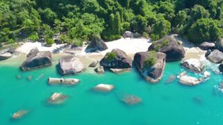 Praia do Laboratório, no Rio, viralizou nas redes sociais por suas águas mornas e transparentes