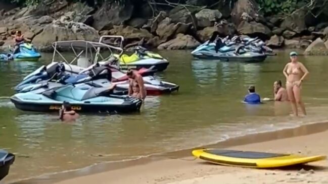Praia do Moisés fica em uma área militar exclusiva, mas estava cheia de banhistas no último sábado