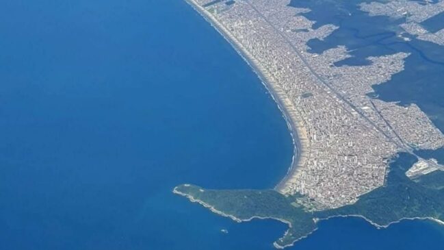O formato da bota está localizada nas dependências da Fortaleza de Itaipu, em Praia Grande.
