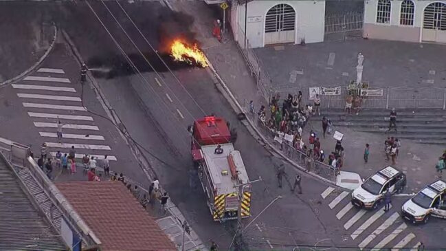 Protesto ocorreu na altura do número 2.500 na Estrada das Taipas, no Jardim Rincão