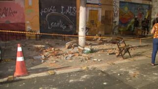 Vítimas estavam sentadas em cadeiras na calçada quando a marquise caiu
