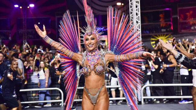 Sabrina Sato é rainha de bateria da Gaviões da Fiel; musa é destaque no carnaval da capital paulista