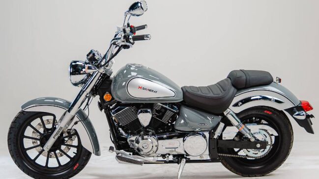 Motor bicilíndrico em "V", de 248,92 cm3, entrega 19 cavalos de potência