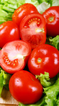 Tomate. Rico em licopeno, um potente antioxidante da família dos carotenoides, o tomate é considerado um alimento imunoestimulante por auxiliar na eliminação dos compostos que deixam o organismo mais propenso ao desenvolvimento de doenças