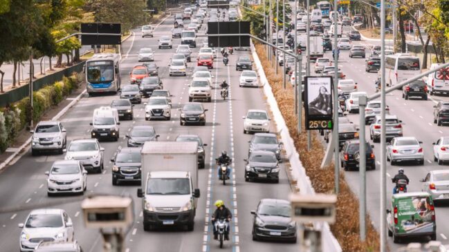 Manhã de reflexos intensos nas principais avenidas de São Paulo