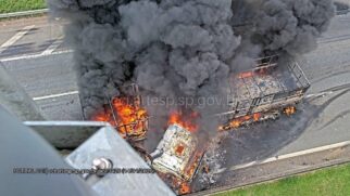 Caminhão pegou fogo na tarde desta terça-feira (14/1) PERTOde Embu das Artes, na Grande São Paulo