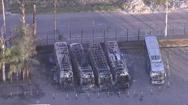 Segundo bombeiros, um quinto veículo ficou parcialmente danificado