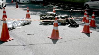Testemunhas relataram que a moto, com duas pessoas, bateu no ônibus