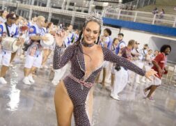 Camila Prins aposta em look de cristais para ensaio no Anhembi no último domingo, em São Paulo