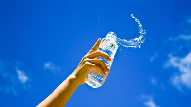A água com gás é uma alternativa refrescante e saudável para quem deseja variar a hidratação diária sem recorrer a bebidas industrializadas com alto teor de açúcar.