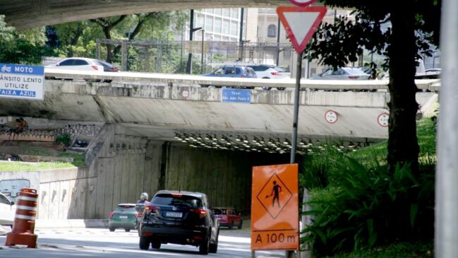 Interdições no túnel por baixo do Anhangabaú; foto captada fora do horário de pico