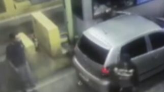 Abordagem foi feita rapidamente, sem tempo para qualquer reação do motorista, que apenas saiu do veículo