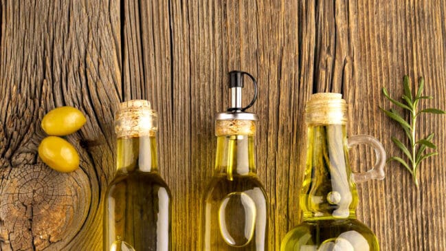 Azeite extra virgem: Os cardiologistas de Harvard detalharam que os óleos vegetais líquidos contribuem para a redução do colesterol, porém, a melhor escolha é o azeite, o alimento protagonista da dieta mediterrânea, composto, basicamente, por ácido oleico (ácido graxo monoinsaturado) - (Freepik)