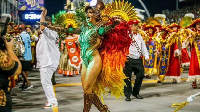 Momentos do desfile da Mocidade Alegre, em 2024, em que se sagrou campeã