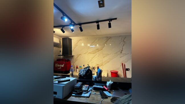 No endereço dela, policiais apreenderam três armas de fogo, mochilas de entrega, capacetes e outros acessórios usados nos crimes