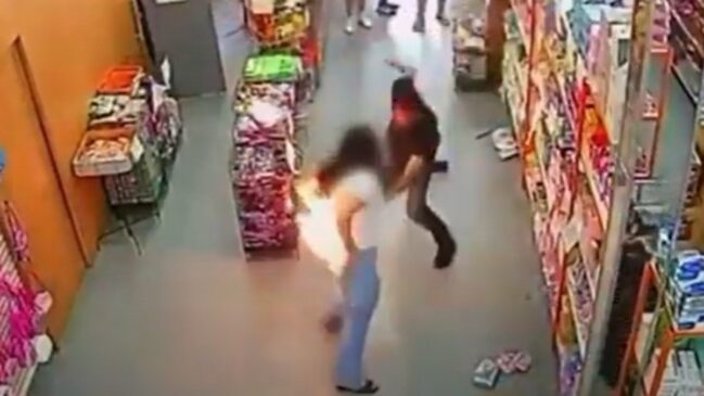 Celular explode no bolso de jovem em loja lotada e vídeo registra tudo