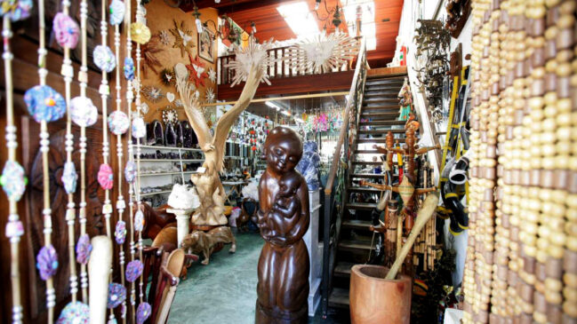 Centro histórico de Embu das Artes atrai diversos turistas para o município aos fins de semana