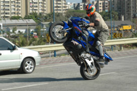No Brasil, empinar a moto em via pública é considerado infração de trânsito, de acordo com o Art. 244 do CTB (Código de Trânsito Brasileiro)