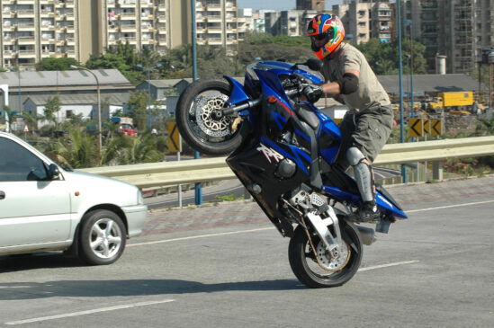 No Brasil, empinar a moto em via pública é considerado infração de trânsito, de acordo com o Art. 244 do CTB (Código de Trânsito Brasileiro)