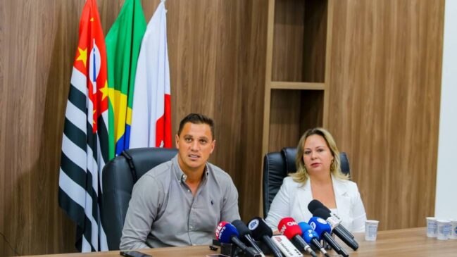Engenheiro Daniel ao lado da vice-prefeita Érica Franquini durante coletiva de imprensa sobre o caso