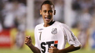 Neymar estreou pelo Santos aos 17 anos, no ano de 2009