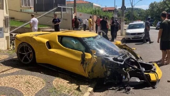 Ferrari 296 GTb estava em alta velocidade no momento em que atingiu o imóvel