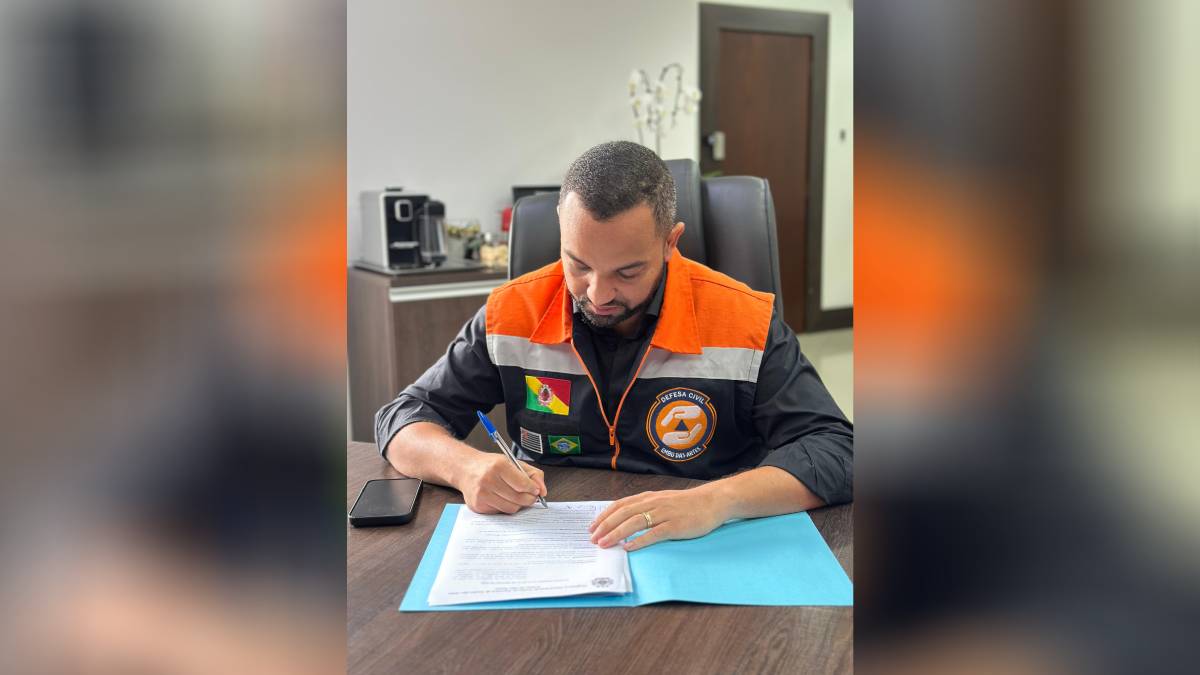 Hugo Prado assinou decreto nesta segunda-feira em reunião com o gabinete de crise da cidade