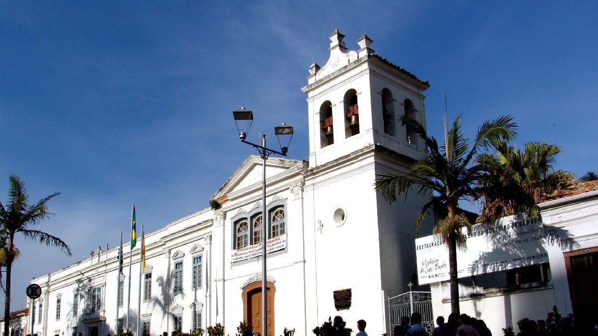 O mosteiro de São Bento é outro destaque notável, que, além de sua deslumbrante arquitetura, oferece uma experiência espiritual tranquila para os visitantes em meio da agitação urbana. Ainda no turismo religioso, a Igreja de Sant'ana também é popular na cidade - (Divulgação/PMS)