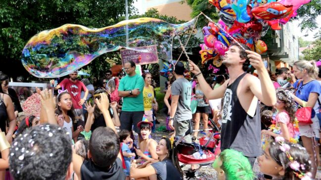 Crianças se divertem tanto quanto adultos ou até mais no Carnaval