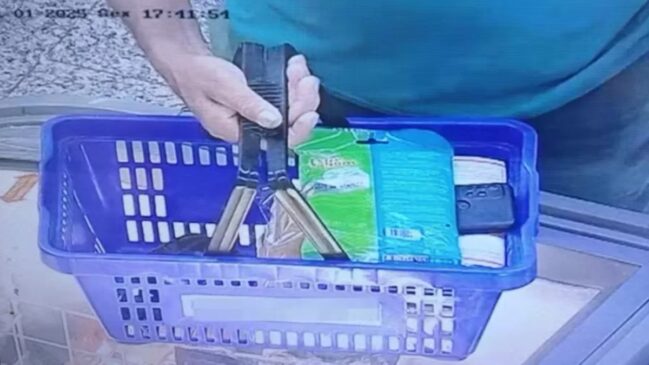 Suspeito deixava seu celular na cesta de compras, com a câmera virada para cima